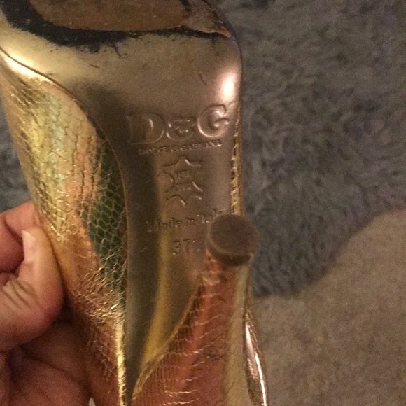 Authentic D&G gold metallic heels. Size 37.5 - Picture 3 of 8